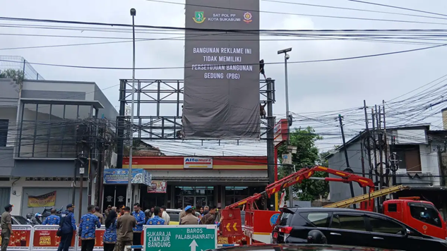 Ayep Zaki Tutup Billboard Tak Berizin di Kota Sukabumi, Tak Bayar Pajak akan Dibongkar