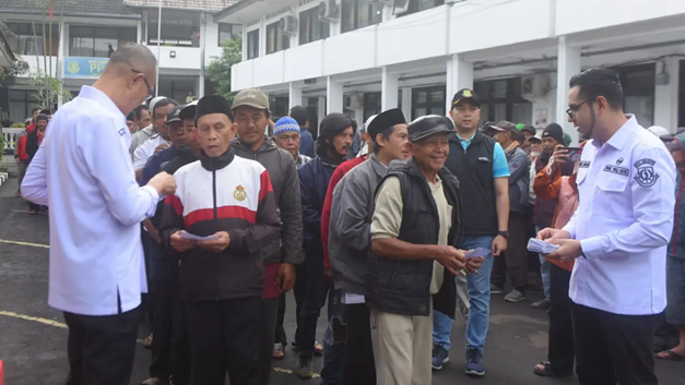 380 Pengayuh Becak dan Tukang Delman Dapat Bantuan dari Pemkot Sukabumi