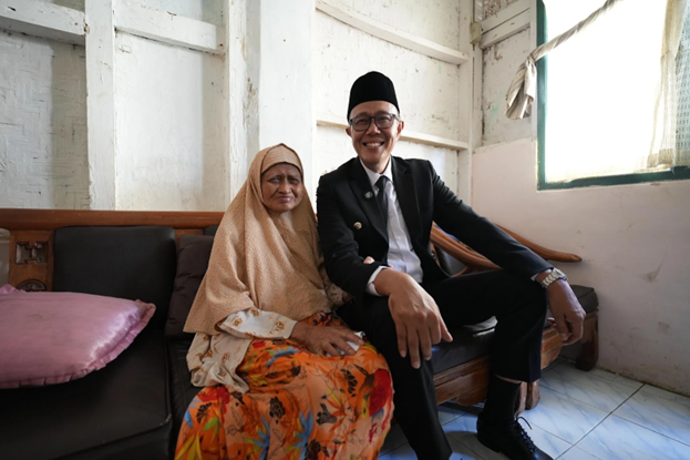 Wali Kota Sukabumi Kunjungi Guru SD di Hari Pendidikan Nasional 2025