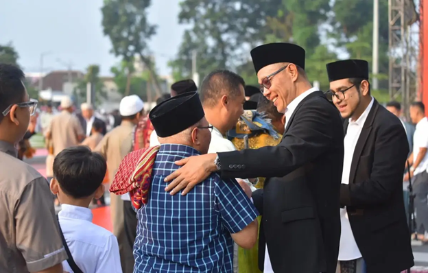 Ayep Zaki Bareng Ribuan Warga Kota Sukabumi Salat Idul Adha di Lapdek