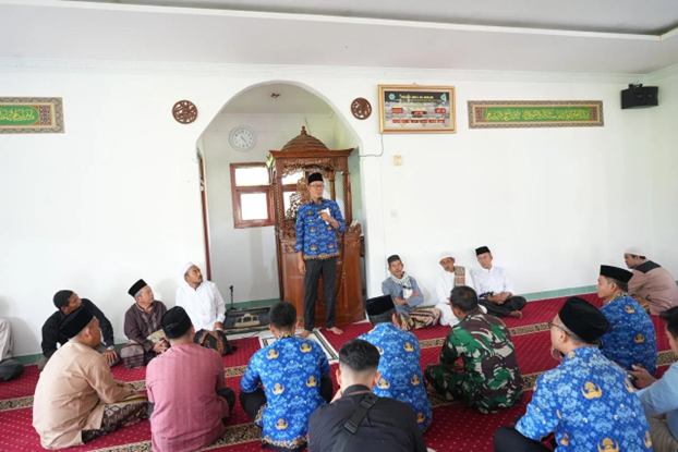 Jumat Keliling di Kampung Tipar, Wali Kota Sukabumi Ajak Warga Jaga Kejujuran dan Soliditas