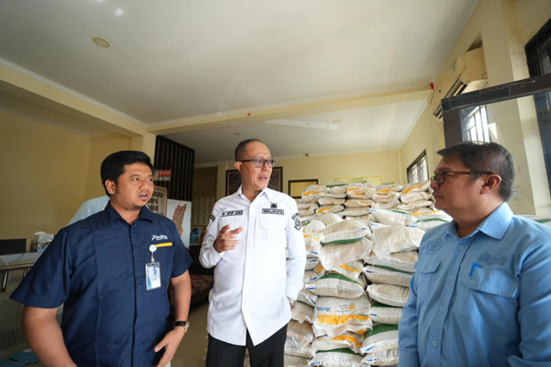 Wali Kota Sukabumi Tinjau Penyaluran Bantuan Pangan Oktober–November 2025 di Kecamatan Cikole