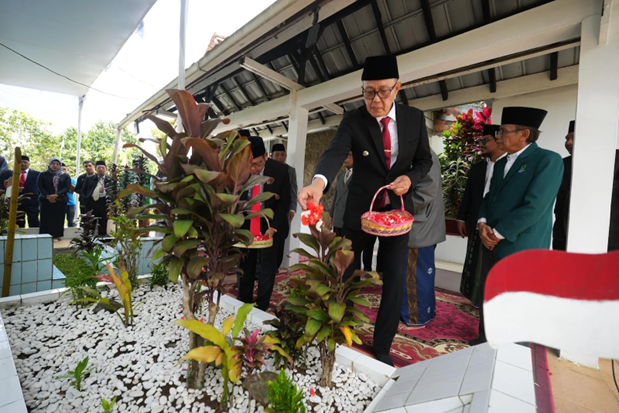 Wali Kota Sukabumi Pimpin Ziarah Nasional di Makam Pahlawan, Kenang Jasa KH. Ahmad Sanusi
