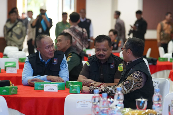 Ayeuna Waktuna Berbagi Berkah (12 PAS) di Kelurahan Gunungpuyuh, Wali Kota Sukabumi Serahkan Bantuan dan Tinjau Pembangunan P2RW