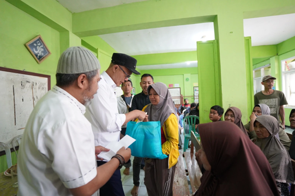 Wali Kota Sukabumi Salurkan Bantuan Sembako untuk 100 Warga Cikole