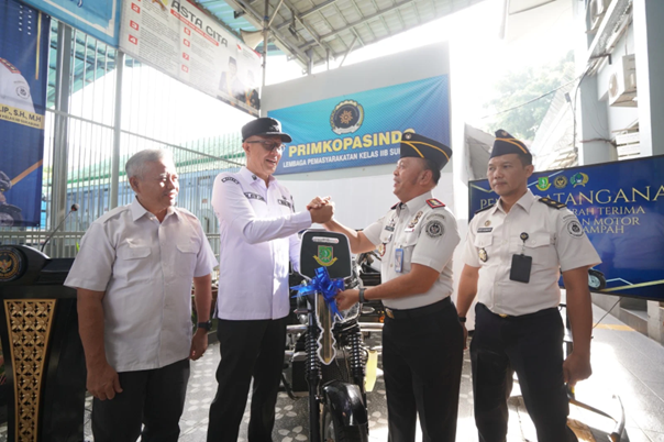 Wali Kota Sukabumi Serahkan Kendaraan Motor Sampah kepada Lapas Kelas IIB, Perkuat Sinergi Antar Lembaga