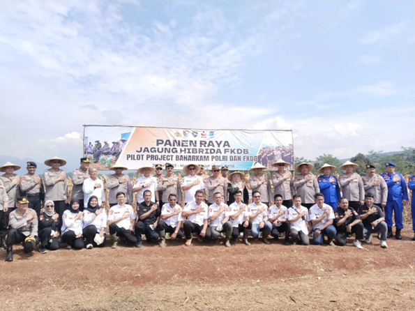 Panen Raya Jagung Hibrida Kolaborasi FKDB-Baharkam Polri Sukses Digelar di Cianjur