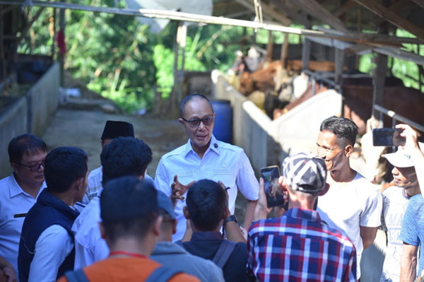 Wali Kota Sukabumi Tinjau Langsung Lokasi Persediaan Hewan Kurban, Pastikan Hewan Sehat dan Ekonomi Peternak Meningkat