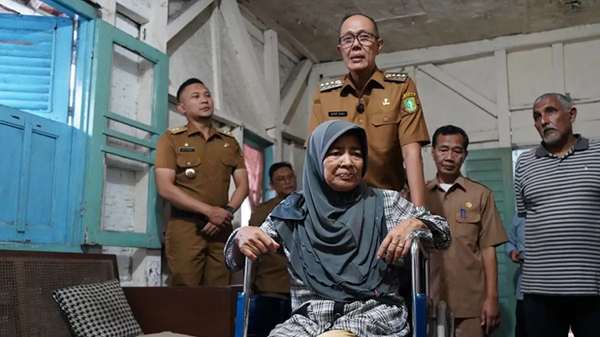 Serahkan Bantuan Kursi Roda, Wali Kota Sukabumi: Lewat Dinas Sosial Pemerintah Hadir