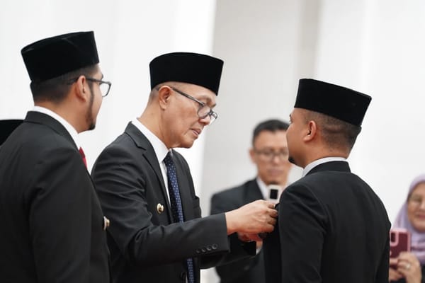 228 PNS Kota Sukabumi Terima Penghargaan Satyalancana Karya Satya