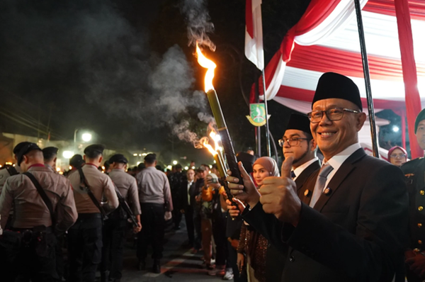 Upacara Taptu dan Pawai Obor Meriahkan HUT ke-80 RI di Kota Sukabumi