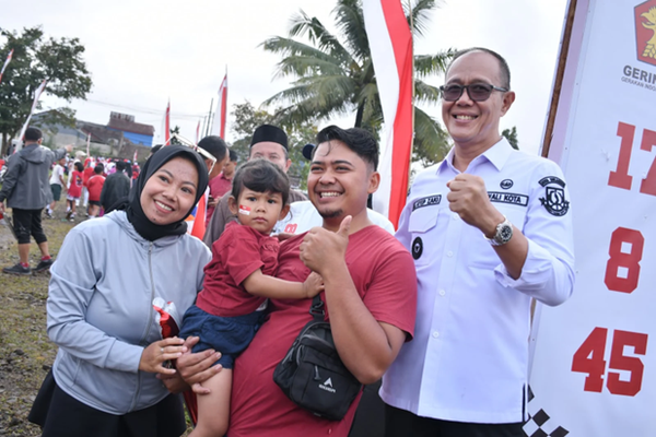 Gerak Jalan Santai HUT RI ke-80 Penuh Keceriaan, Wali Kota Ajak Warga Tetap Bahagia